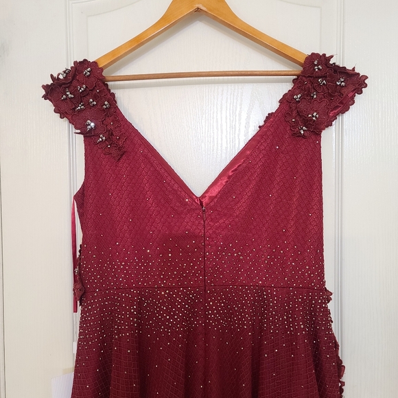 Mac Duggal | Floral Applique A-line Evening Gown in Burgundy Style 11152 Size 12 - Picture 11 of 15